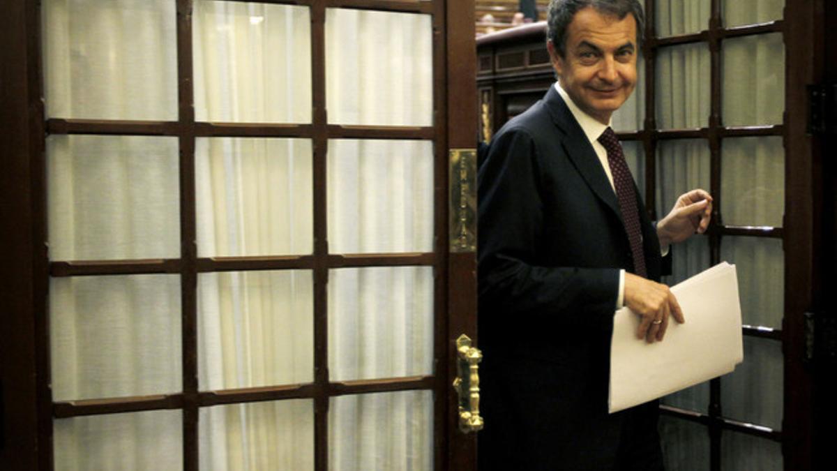 El presidente del Gobierno, Jose Luis Rodriguez Zapatero, sonríe a su salida del hemiciclo del Congreso, el miércoles por la mañana.