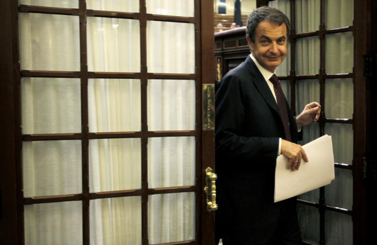 El presidente del Gobierno, Jose Luis Rodriguez Zapatero, sonríe a su salida del hemiciclo del Congreso, el miércoles por la mañana.