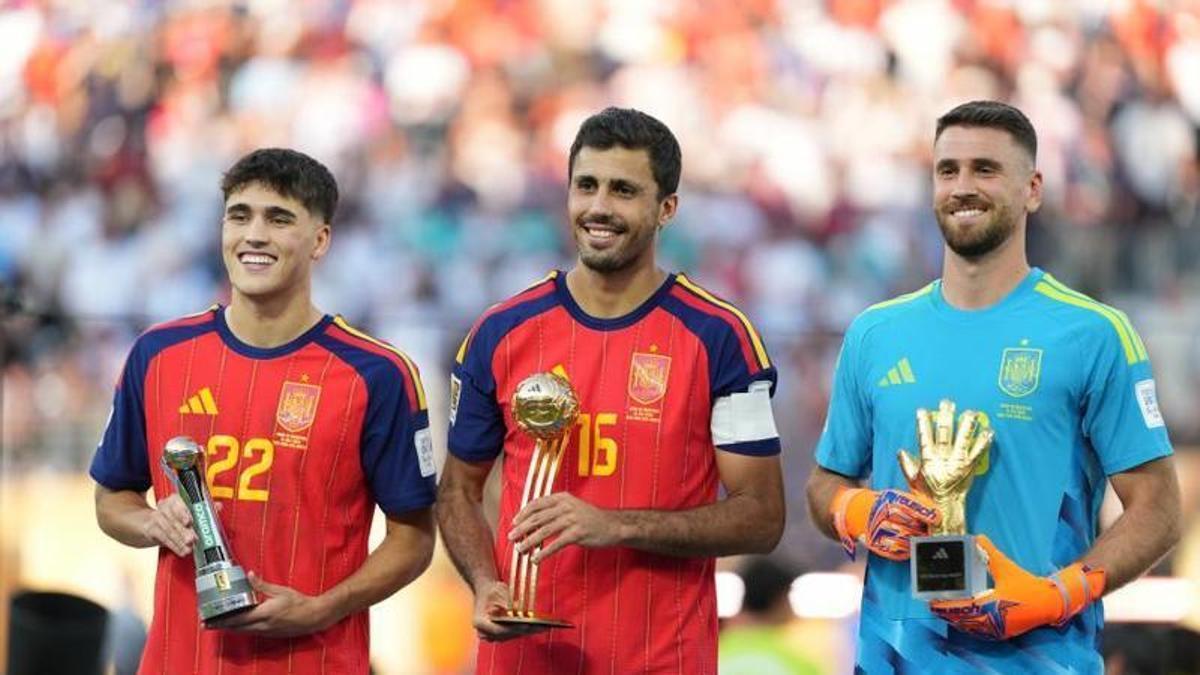 Cubarsí, Rodri y Unai Simón posan con sus premios invidiuales tras ganar la final del Mundial contra Argentina.