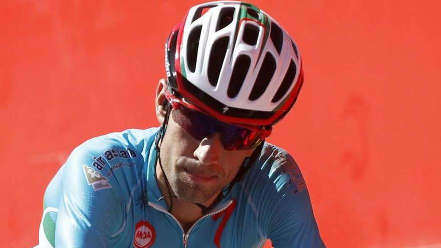 Vincenzo Nibali, a su llegada a la meta de Caminito del Rey tras la segunda etapa. // Efe
