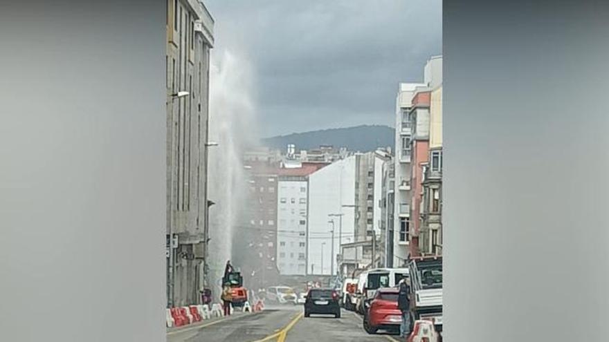 Erupción en Pereiró: un gran géiser de seis pisos de altura riega la calle