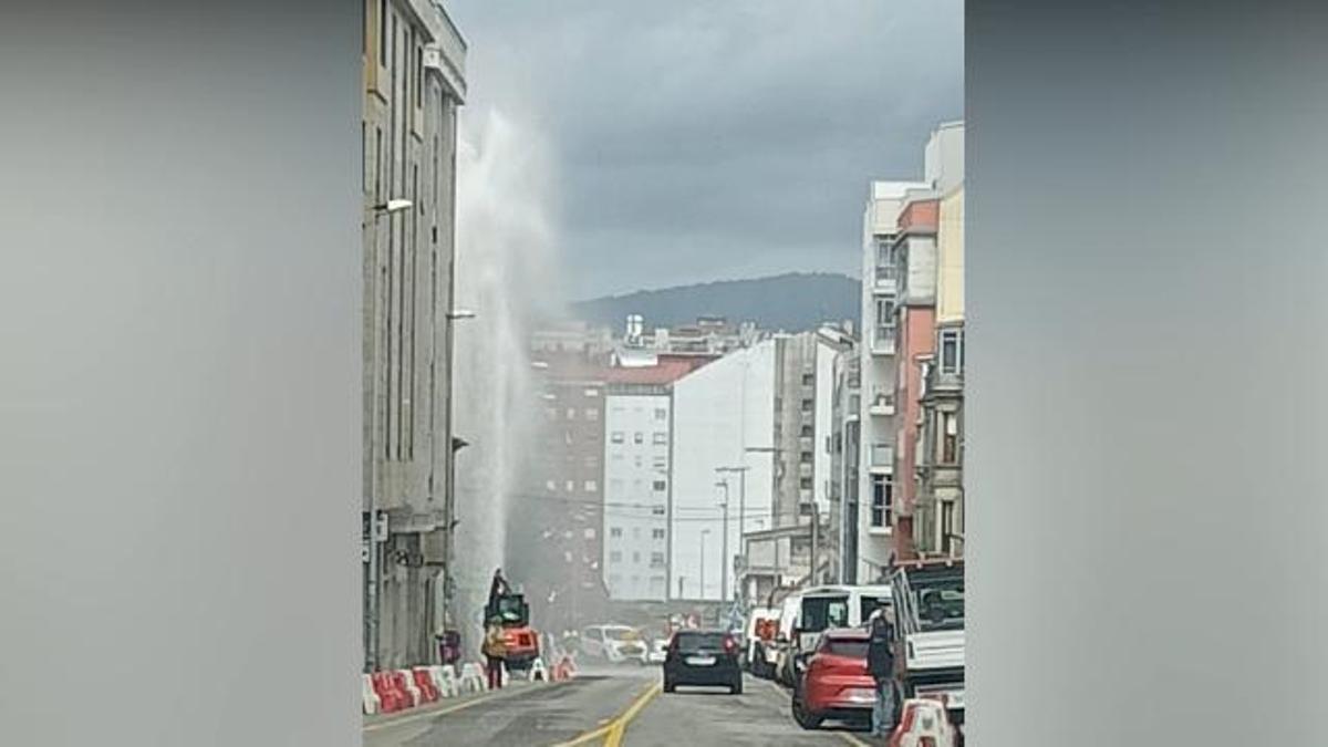 El géiser causado al reventar una tubería del agua en Pereiró.