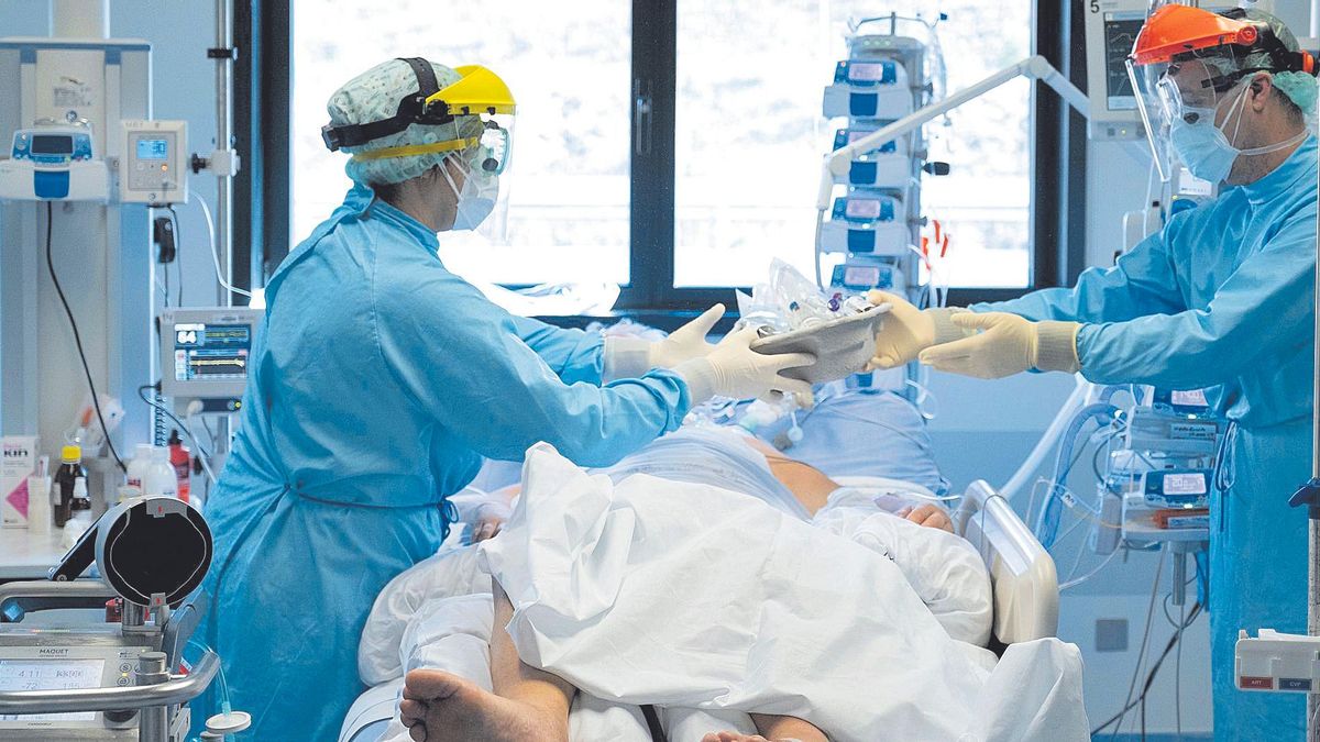 Sanitarios atienden a un paciente con COVID en el Cunqueiro.