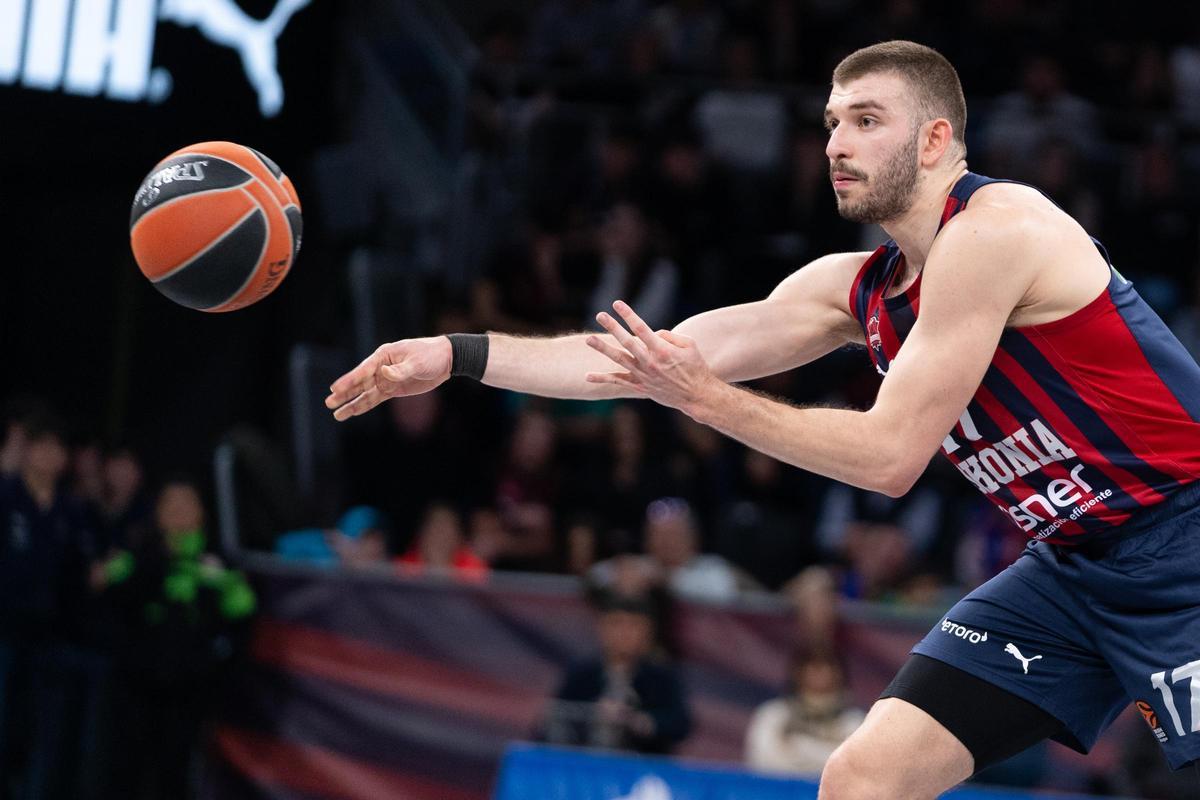Rogkavopoulos realiza una asistencia a un compañero en el duelo ante el Olympiacos