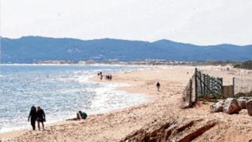 Punt on acaba la platja dels Griells i comença la de la Pletera, on abans es podia portar els gossos.