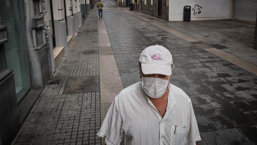 Una persona con mascarilla días atrás en Santa Cruz de Tenerife.