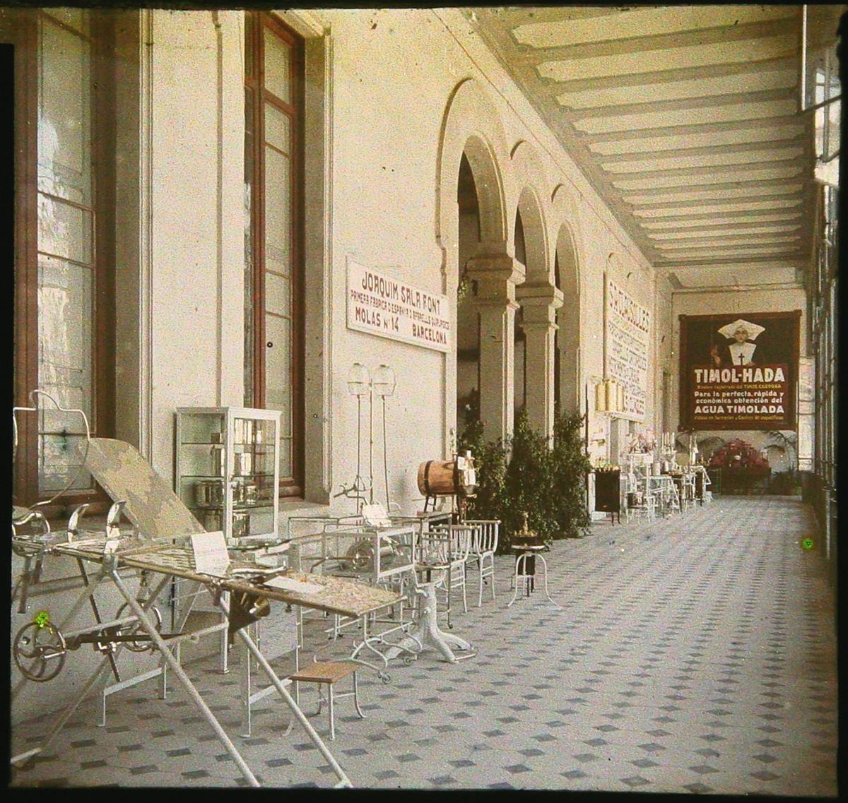 Exposición en el Congrés de Metges de Llengua Catalana celebrada en Barcelona en 1917 y retratada por un joven César Comas Llaberia