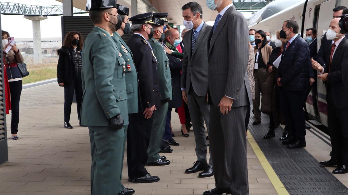 El rey Felipe VI y Pedro Sánchez inauguran el tren AVE Madrid - Galicia con parada en Zamora.