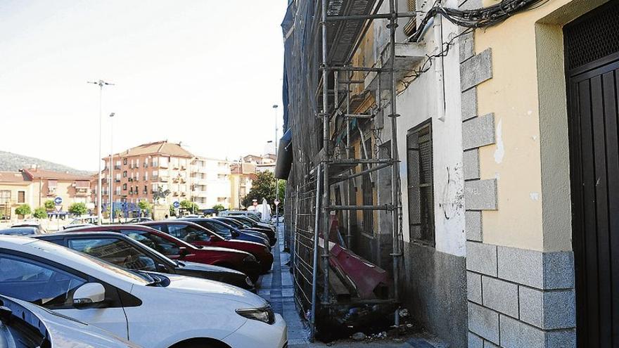 Critican el retraso en las obras de la plaza de San Pedro de Alcántara