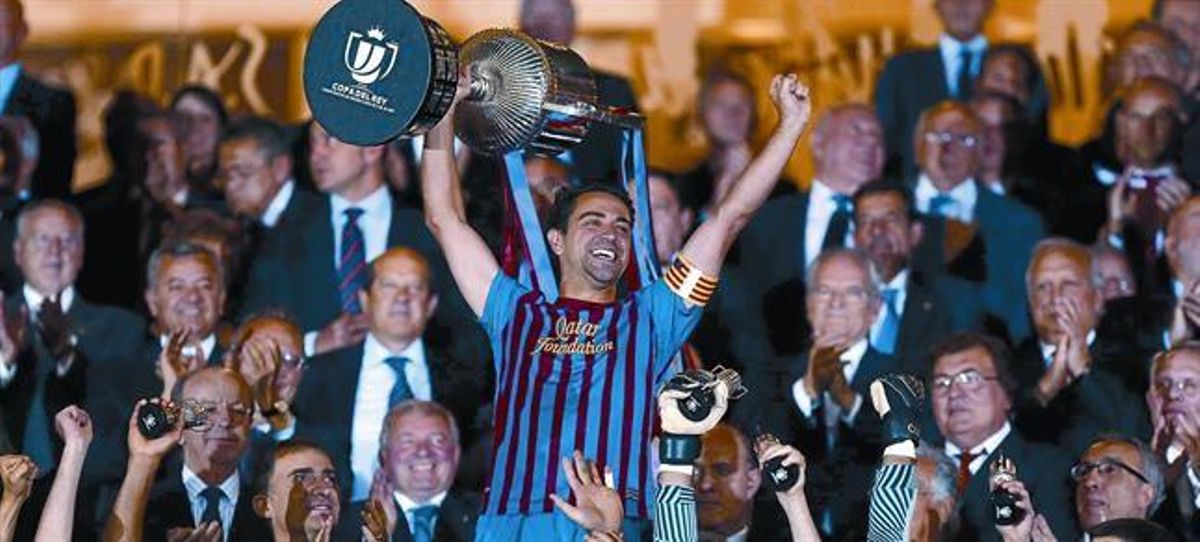 Xavi celebra el títol de Copa a la llotja de l’estadi Vicente Calderón.
