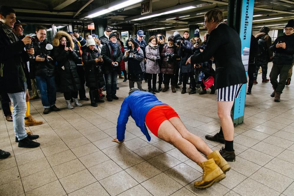 Los neoyorquinos toman el metro sin pantalones