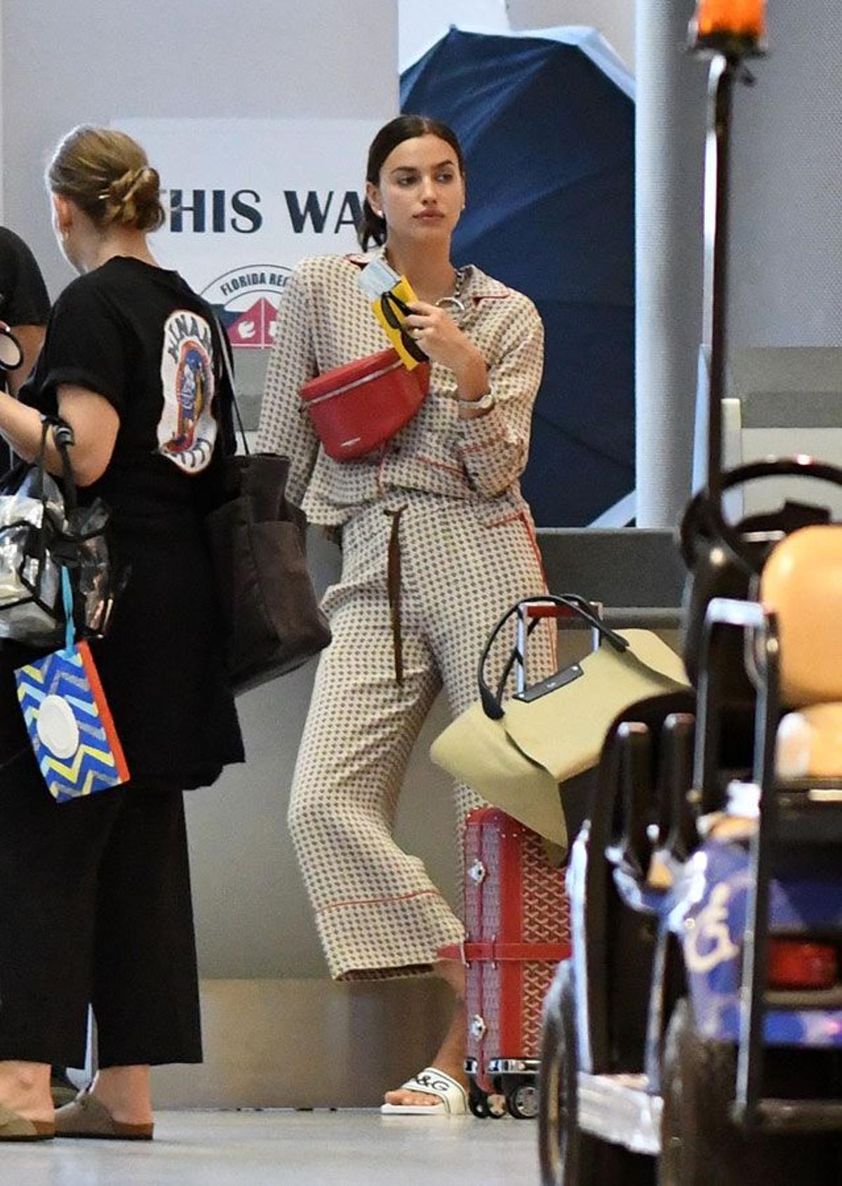 Irina Shayk con la riñonera a modo de bandolera y conjunto estampado