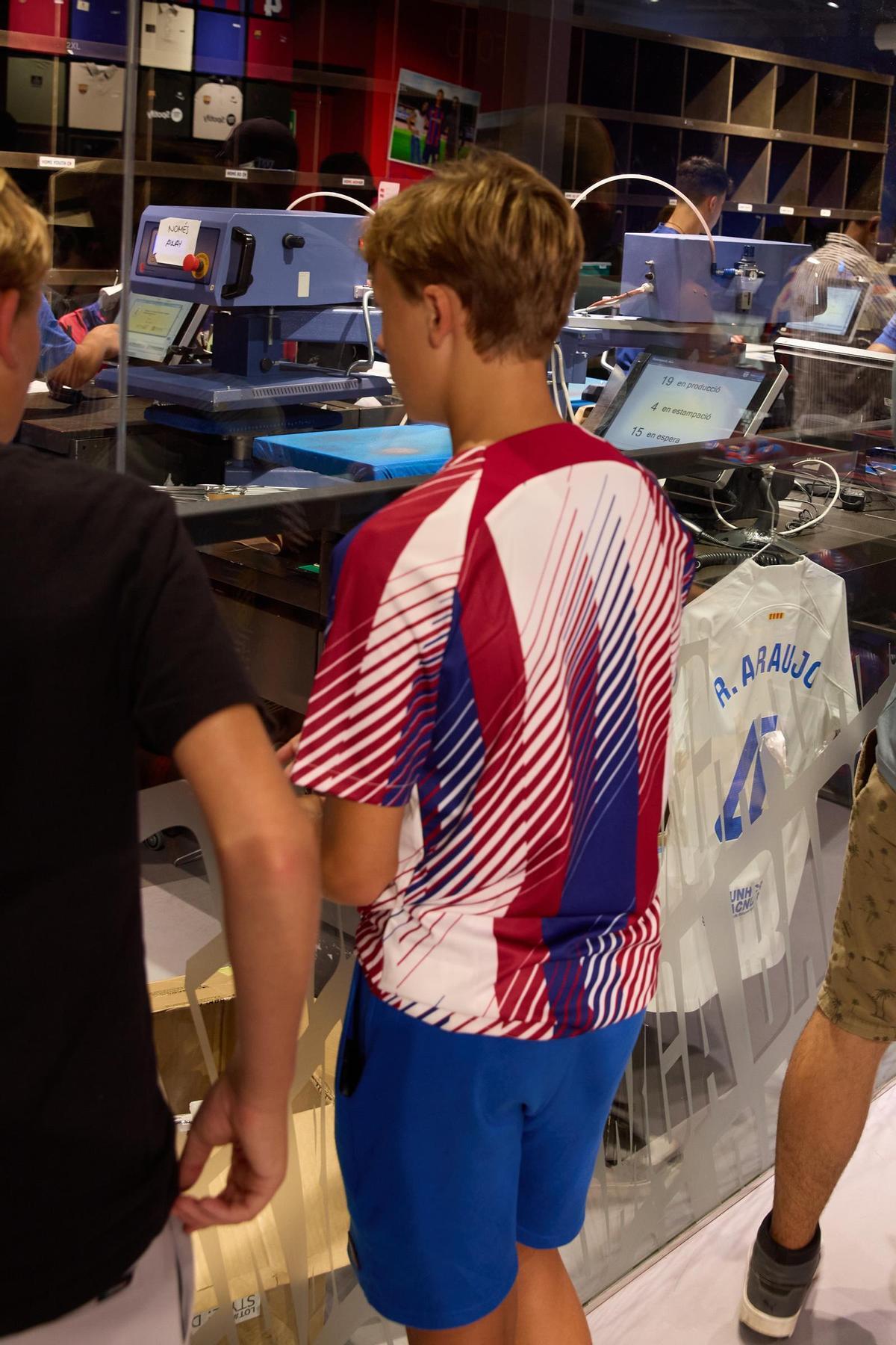 ¡Locura por la nueva camiseta blanca del Barça!