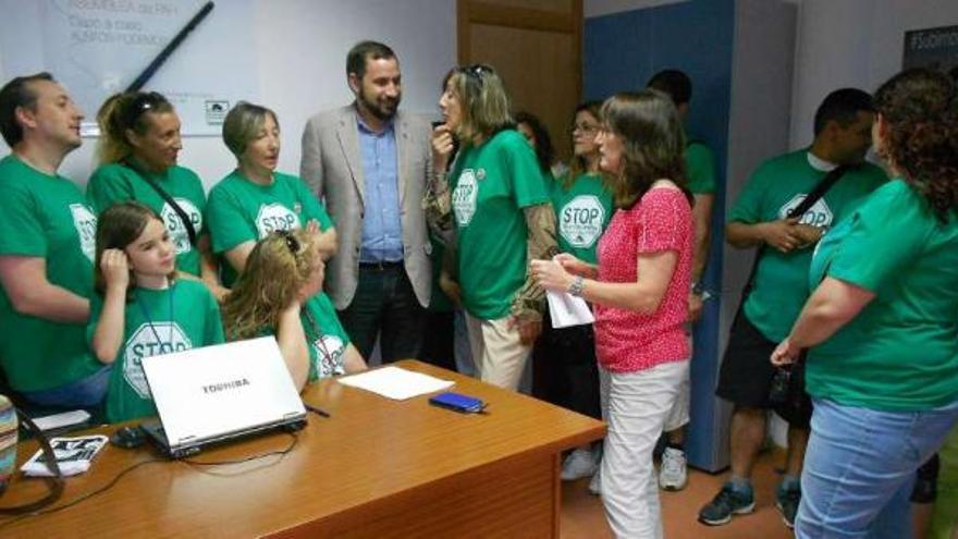 Marcos Besada, la concejala Marina Cabaleiro, presidenta y miembros de PHA, en la sede de Salceda.  // E. G.