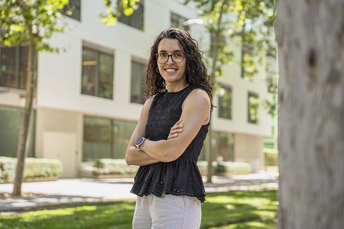 La invesgitadora Mar Coll en el Campus Ciutadella de la UPF.