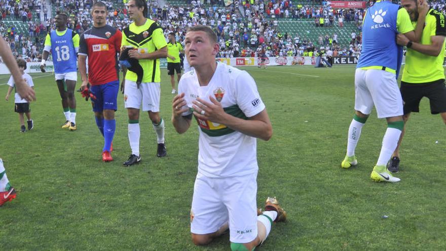 Zotko reza para dar gracias tras un partido del play off de ascenso con el Elche