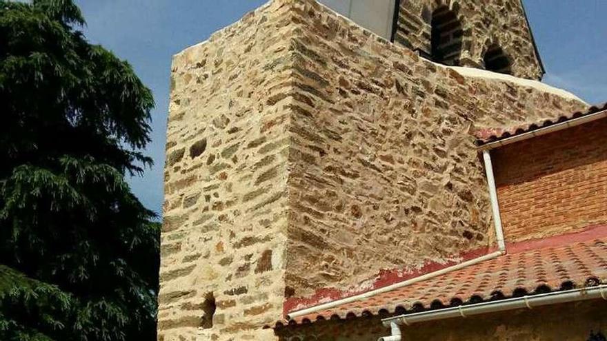 Representantes de la Junta y el Ayuntamiento ante la iglesia de Villaferrueña.