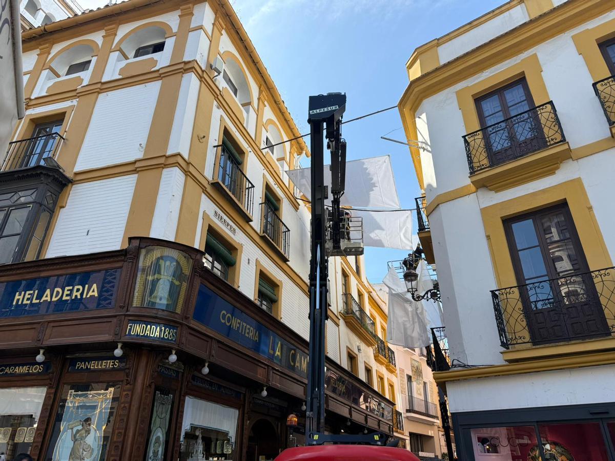 Instalación de los toldos en el centro de Sevilla en mayo de 2026