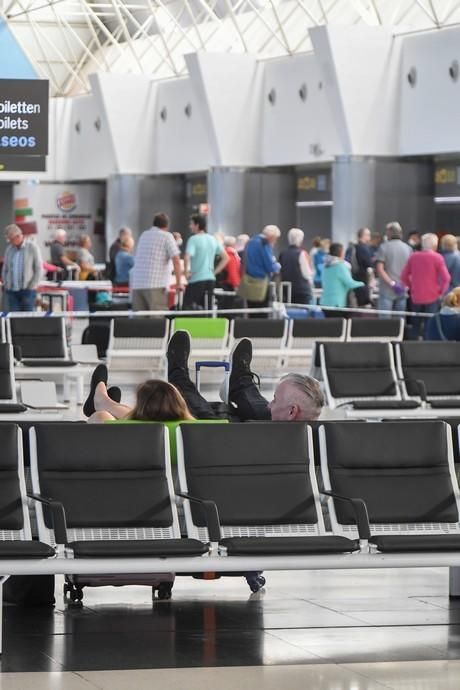 26-03-20  GRAN CANARIA. AEROPUERTO DE GRAN CANARIA. INGENIO TELDE. . Efecto del Covid-19 en el Aeropuerto de Gran Canaria, plataforma de aparcamiento de aviones vacía, últimos turistas y últimos en llegar.  Fotos: Juan Castro.