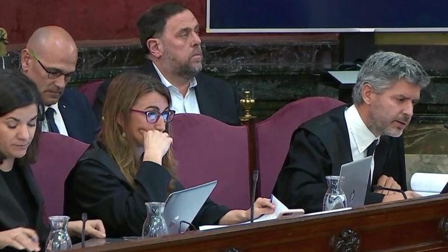 Romeva y Junqueras y abogados de la defensa en el juicio.