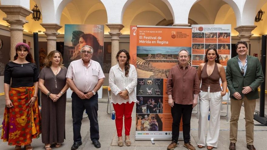 Asistentes a la presentación de la extensión del Festival de Mérida en Regina.