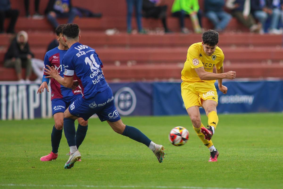 Roger Colomina prueba el disparo desde fuera del área durante el partido contra el Alzira.