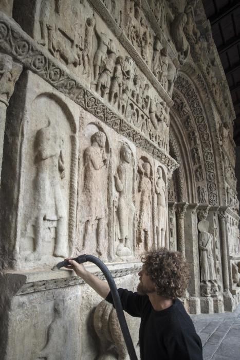 La portalada del Monestir de Ripoll torna a lluir després de la restauració