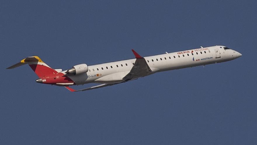 Avión de Air Nostrum despegando del Aeropuerto de Valencia