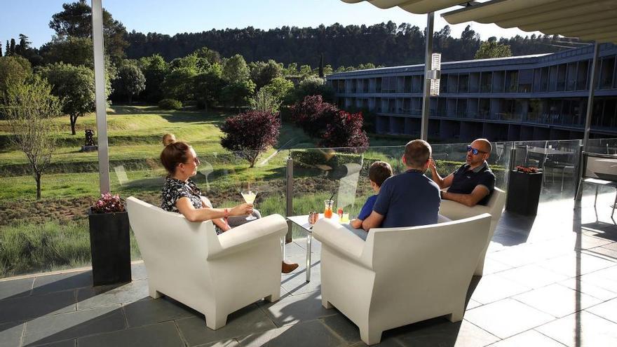 Usuaris en una de les terrasses de l&#039;Hotel Món de Món Sant Benet