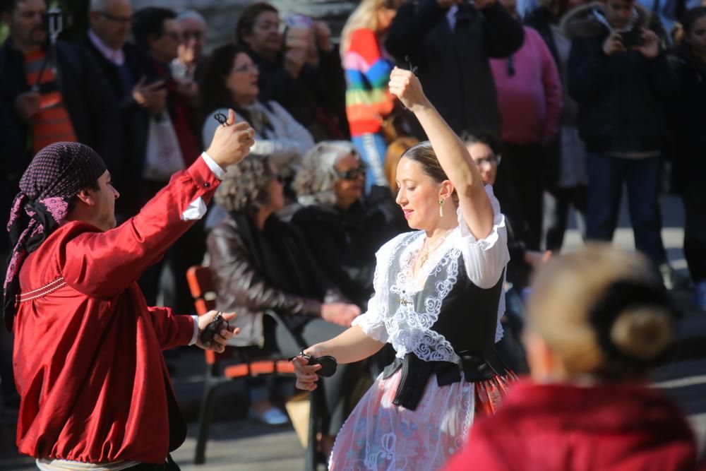 Danzas populares en el entorno de la Lonja