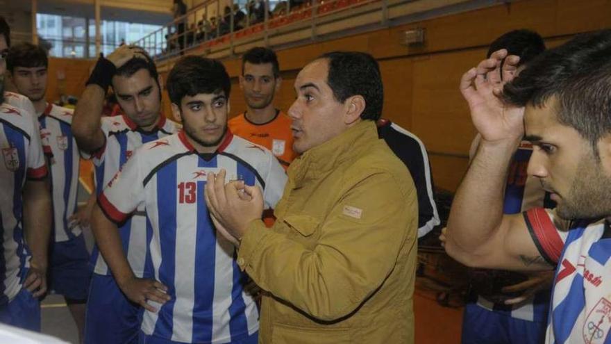 Pablo Aguirregabiria da instrucciones durante un partido de la pasada temporada.