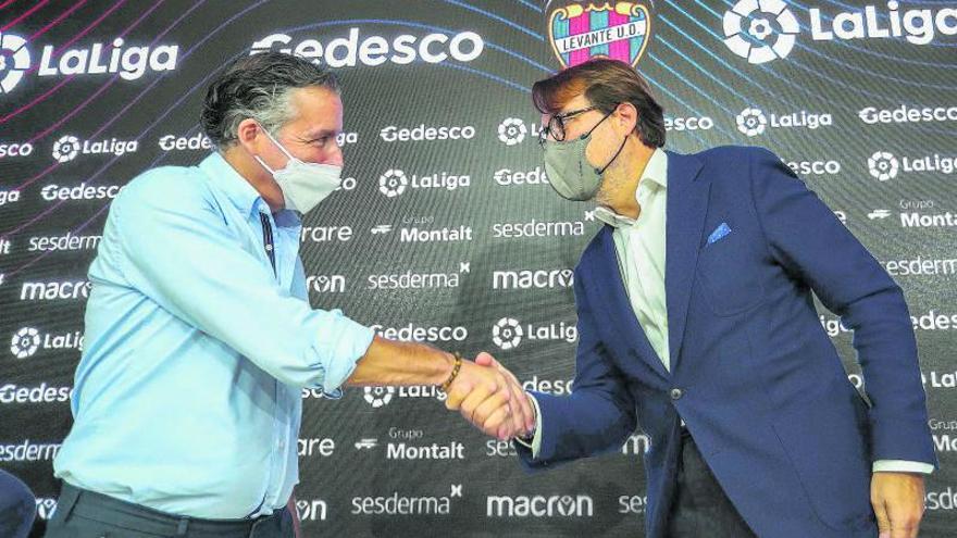 Javi Pereira y Quico Catalán se estrechan la mano, ayer, en el Ciutat de València en la presentación del técnico. | FRANCISCO  CALABUIG