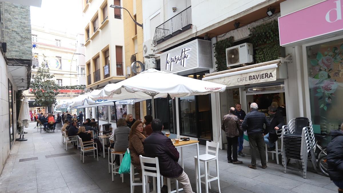 Calle Pastores con bares abiertos y terrazas en mitad de la calle.