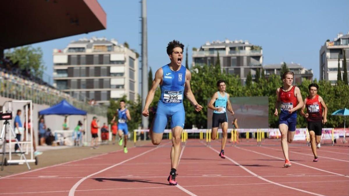 Mauro Seguín cruza la meta en el campeonato de España sub 18.