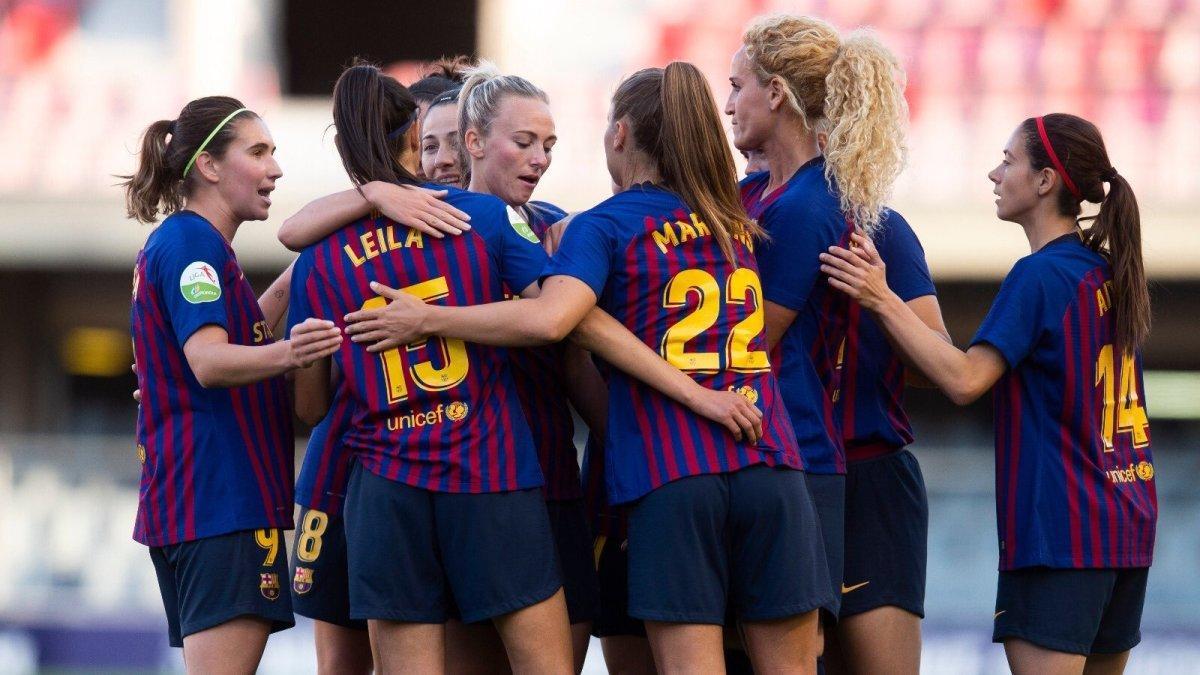 Las jugadoras del Barça celebran uno de los goles al Valencia.