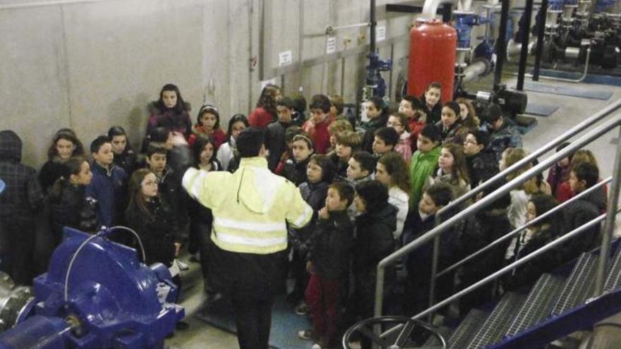 Los alumnos de San Vicente de Paúl escuchan al jefe de explotación.