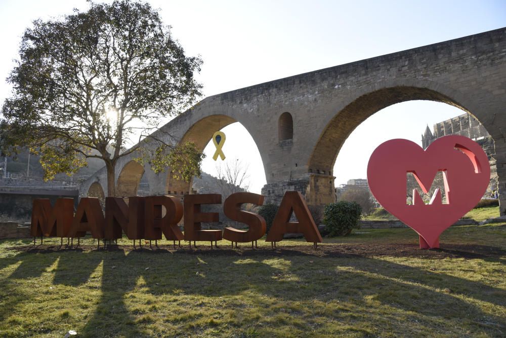 Instal·len un rètol gegant identificatiu de Manresa al pont Vell