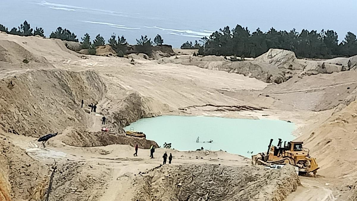 El colapso de una balsa de la antigua mina de Monte Neme provoca un grave arrastre de lodos en Malpica
