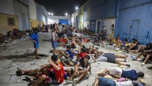 Decenas de migrantes que han cruzado la frontera entre Marruecos y Ceuta pasan la noche en la calle este jueves.