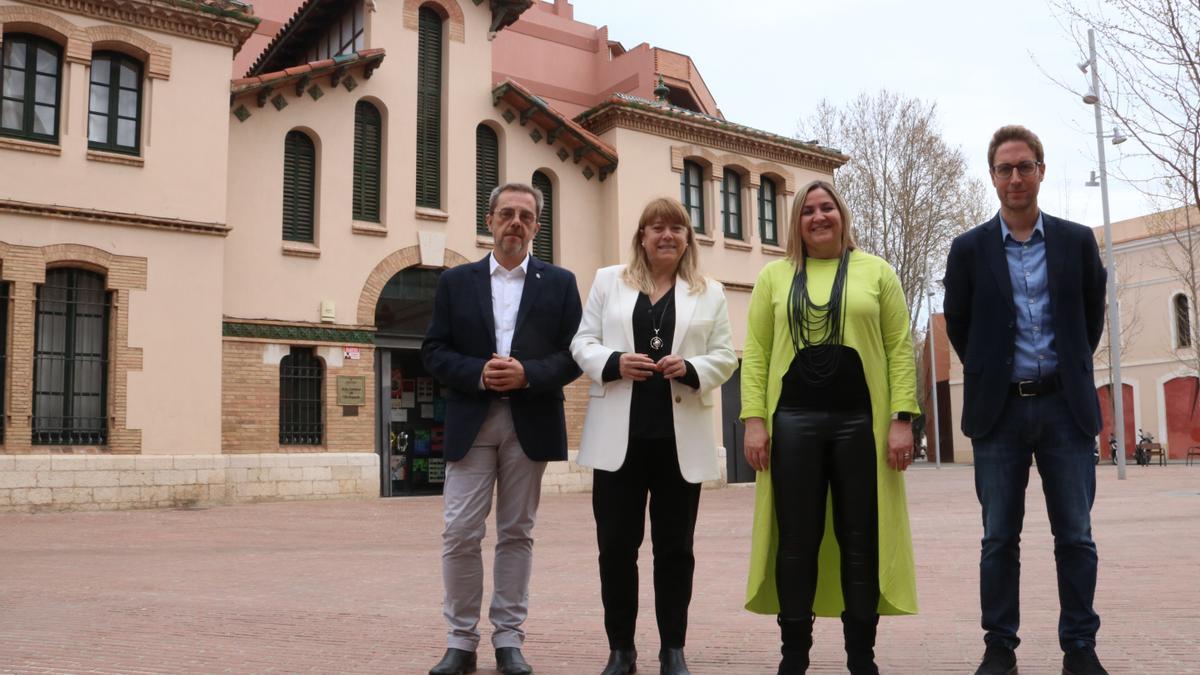 D'esquerra a dreta, el regidor de Cultura de Figueres, Alfons Martínez, la consellera de Cultura, Natàlia Garriga, l'alcaldessa, Agnàs Lladó, i el diputat provincial, Jordi Masquef, davant de l'arxiu de Figueres.