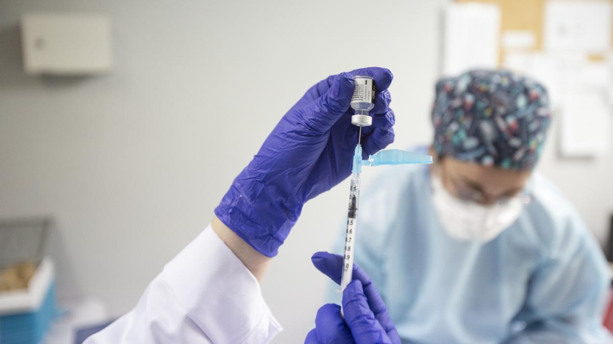 Unas sanitarias valencianas preparan dosis de la vacuna contra la covid.