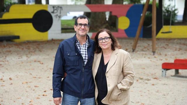 Susana Pérez y Francisco J. Del Riego, familia de acogida de un niño que migró solo, en  Vigo.