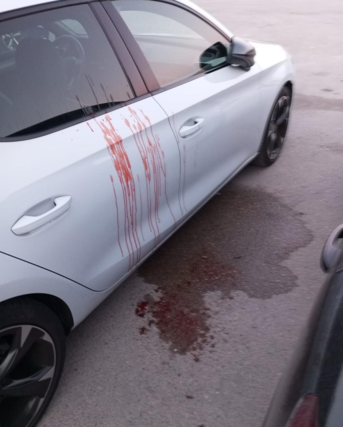 Sangre en el suelo y salpicada en un coche, este sábado por la mañana tras el suceso.