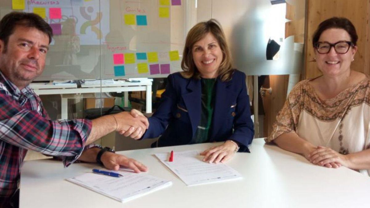 La alcaldesa de Ponteareas, Nava Castro, firma el convenio con el presidente comarcal de Cruz Roja, Carlos Pérez.