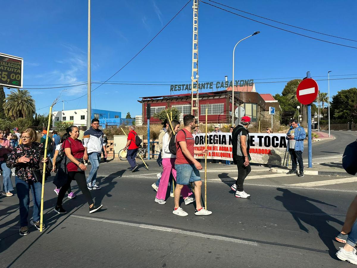 Los vecinos de Orgegia se manifiestan durante la Santa Faz.