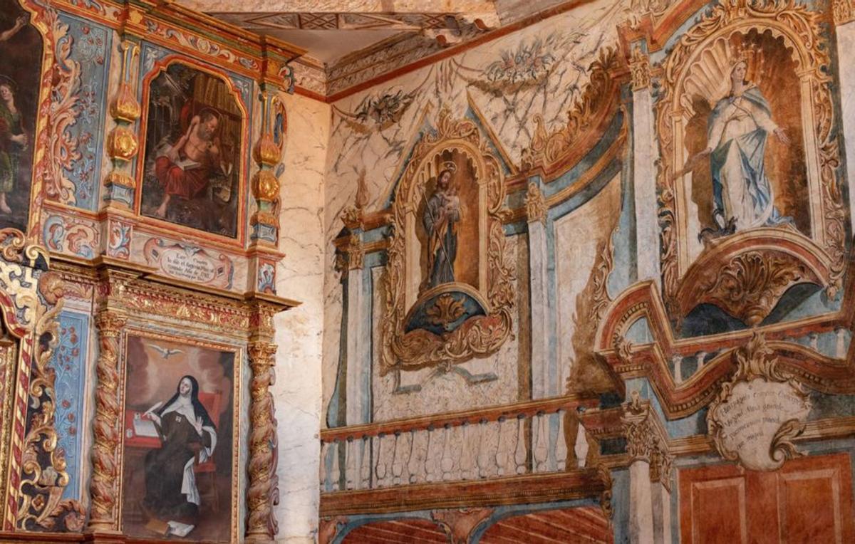 Algunas de las obras de arte con las que cuenta la ermita. | | CARLOS DE SAÁ / EFE