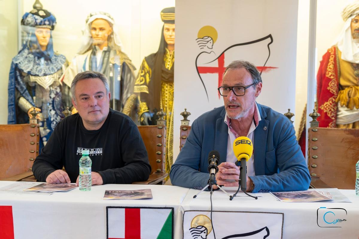 Presentación de la exhibición de aarcabucería, a cargo de Antonio Arques e Ismael Gisbert, vocal y vicepresidente de la Asociación de San Jorge
