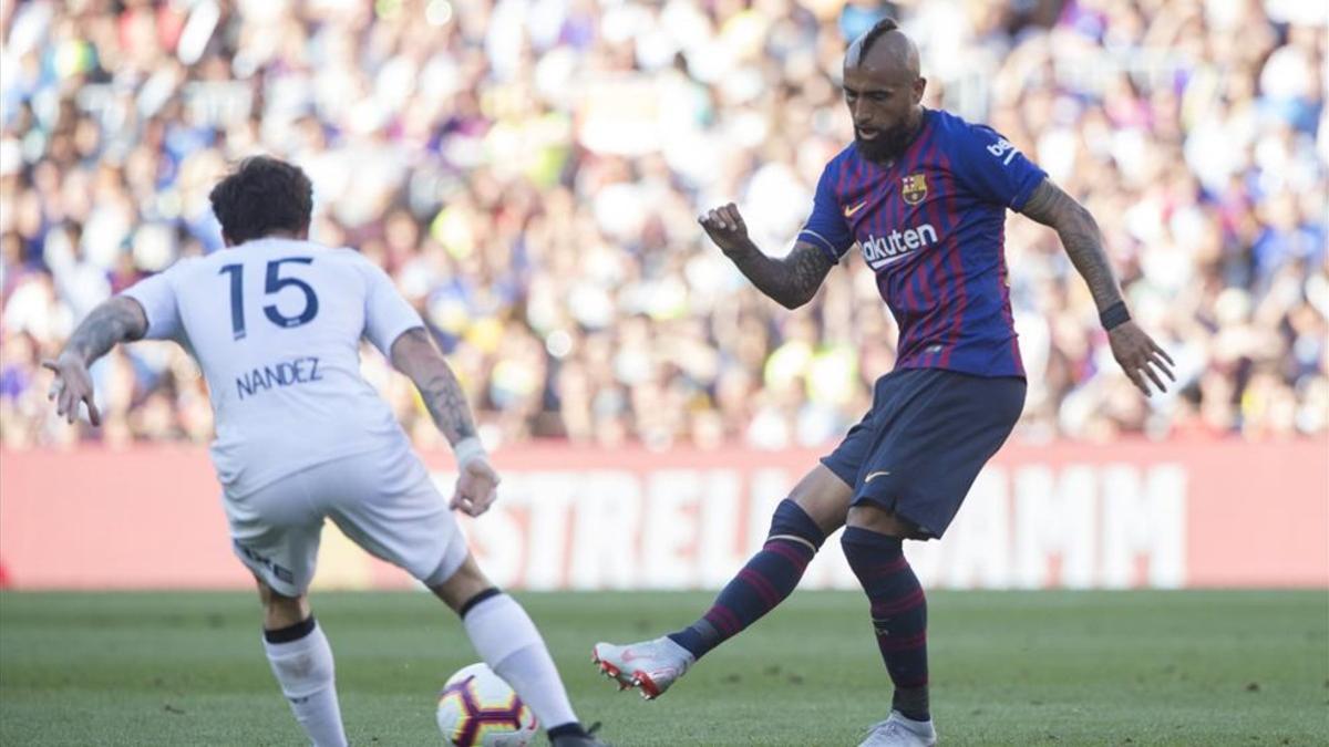 Arturo Vidal intentó dar velocidad al balón con pases al primer toque