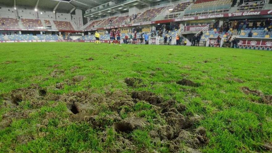 Estado del césped de Pasarón al finalizar el partido contra el Coruxo hace dos semanas. // Gustavo Santos