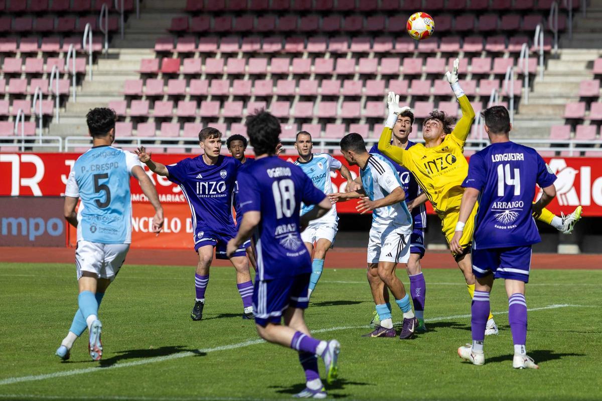 SD COMPOSTELA MONTAÑEROS PARTIDO HOY | El Compostela empata ante el Montañeros y aprieta la lucha por el liderato El Compostela empata ante el Montañeros y aprieta la lucha por el liderato